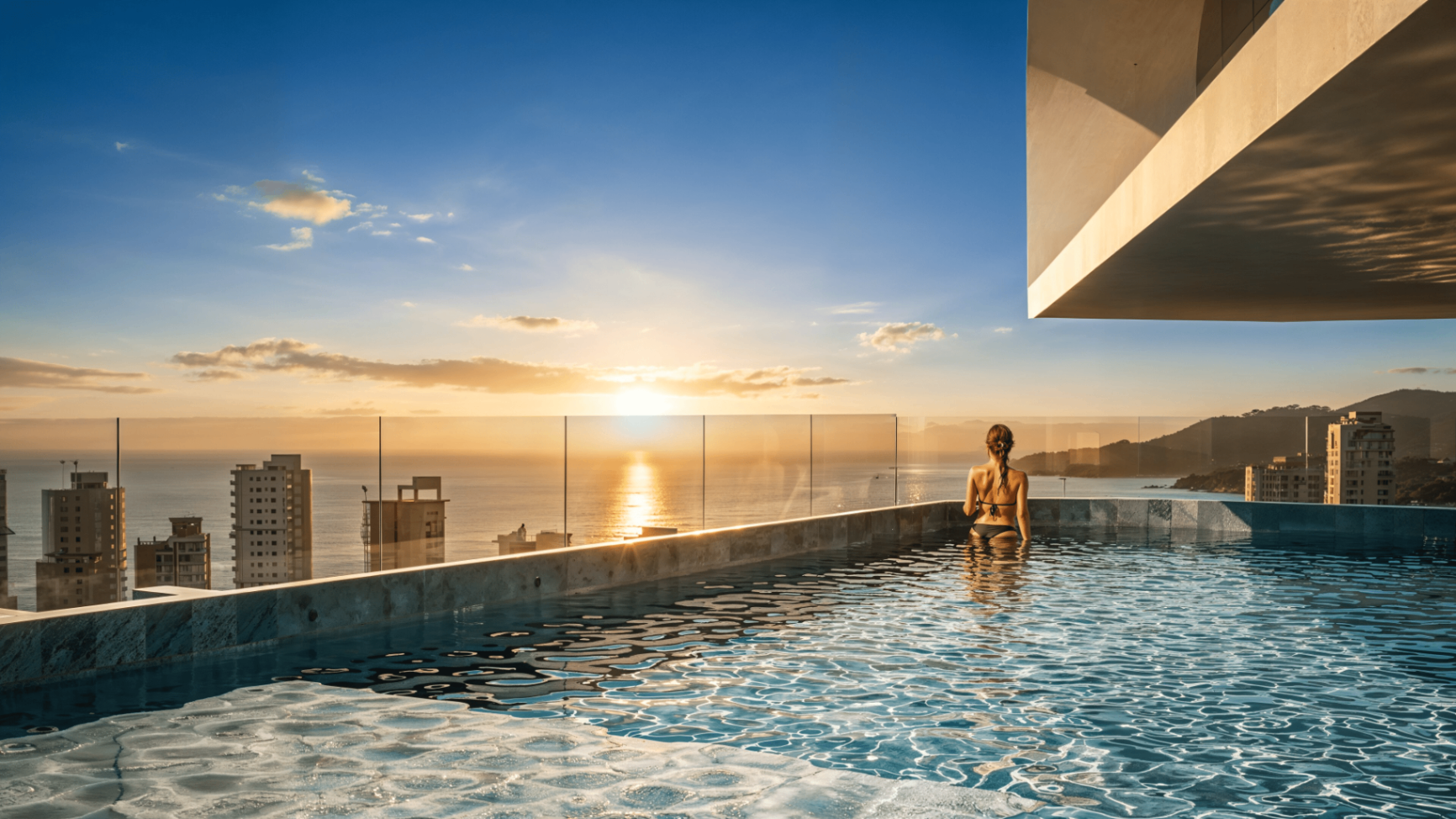 Piscina rooftop com vista para o mar no Balas Tower